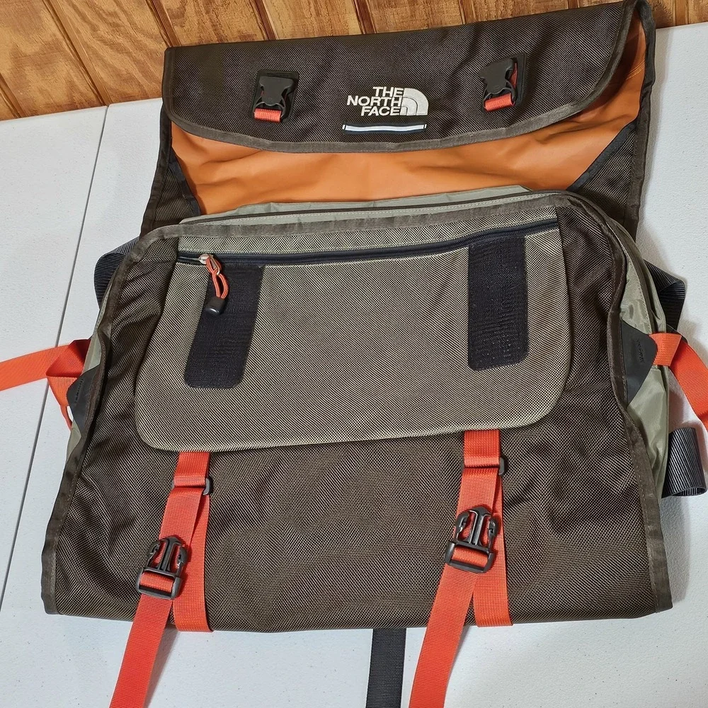 The North Face Oversized XL Messenger Bag TriFold Laptop Luggage Travel Shoulder